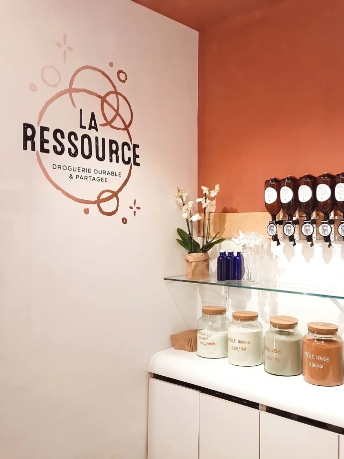 La Ressource — Éco-conception à Uccle Aménagement écoresponsable de la droguerie La Ressource à Uccle avec espace vrac et mobilier intégré