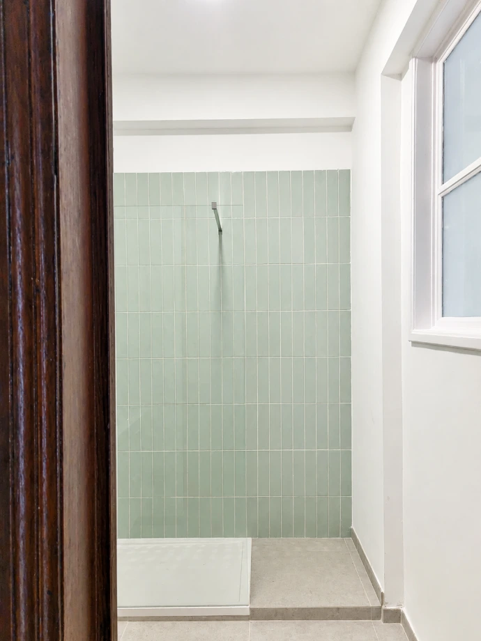 Rénovation & éco-conception — Flat Marie, Ixelles Salle de bains rénovée du Flat Marie à Ixelles avec mobilier vintage et matériaux naturels