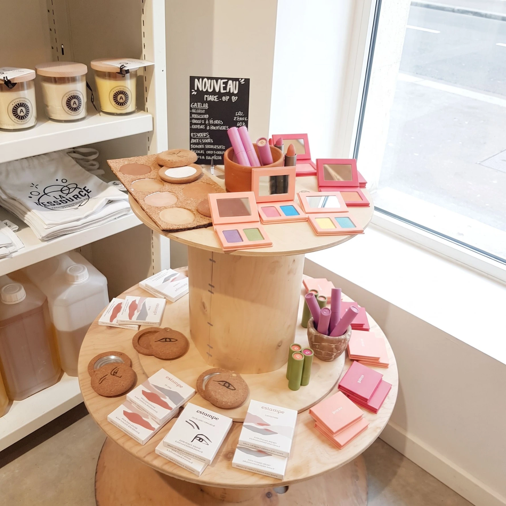 réemploi bruxelles vrac Espace de vente réemploi en vrac intégré à l'aménagement écoresponsable de la droguerie La Ressource à Uccle
