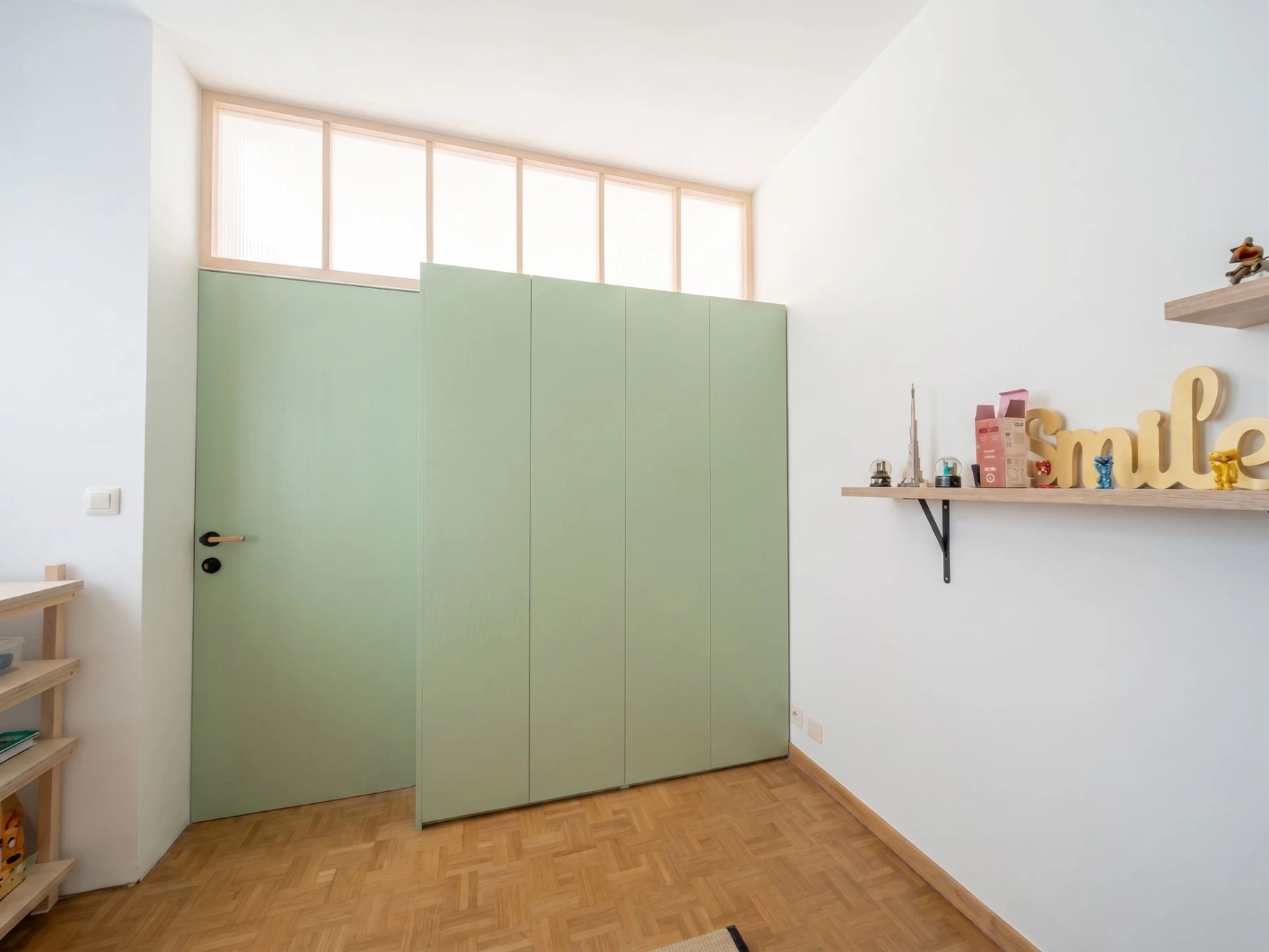 Lumière naturelle & neurodesign Cloison sur mesure laissant circuler la lumière naturelle pour créer une chambre d'enfant lumineuse et apaisante